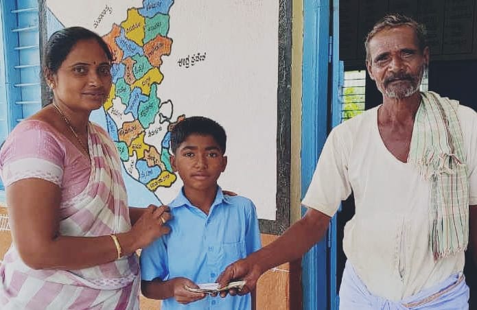ಸಿಕ್ಕ ಹಣ ಮರಳಿಸಿ ಪ್ರಾಮಾಣಿಕತೆ ಮೆರೆದ ಶಾಲಾ ವಿದ್ಯಾರ್ಥಿ