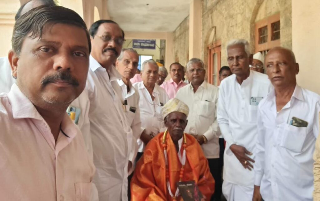 ಬಸವನಬಾಗೇವಾಡಿ: ನಿವೃತ್ತ ನೌಕರರ ಸಂಘದ ಮಾಸಿಕ ಸಭೆ