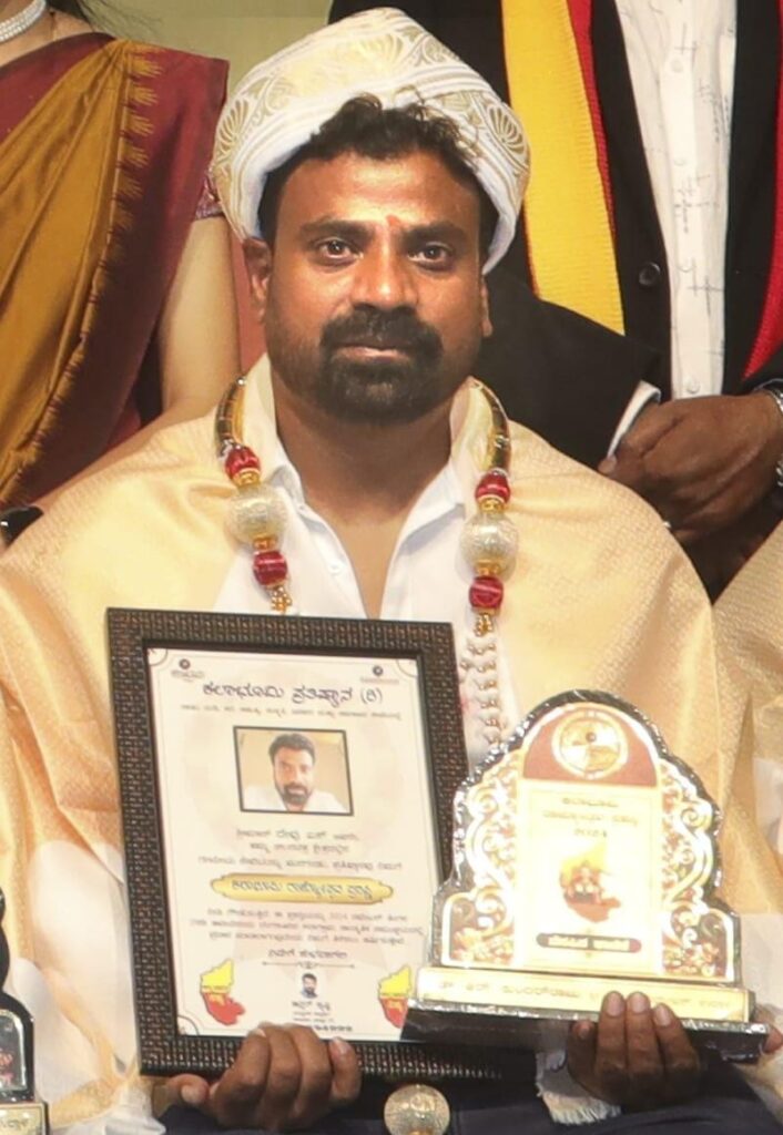 ದೇವುಗೆ ಕಲಾಭೂಮಿ ರಾಜ್ಯೋತ್ಸವ ಪ್ರಶಸ್ತಿ ಪ್ರದಾನ