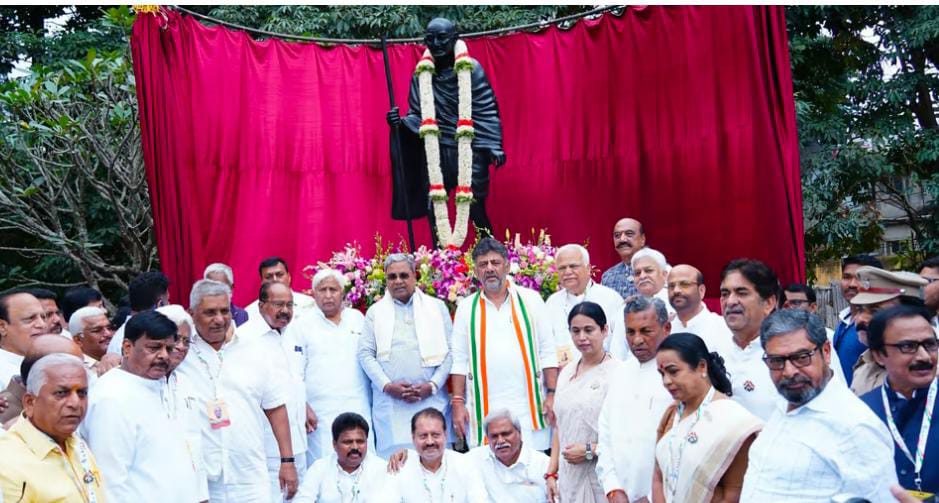 ವೀರಸೌಧದಲ್ಲಿ ಮಹಾತ್ಮ ಗಾಂಧೀಜಿ ಪುತ್ಥಳಿ ಅನಾವರಣ
