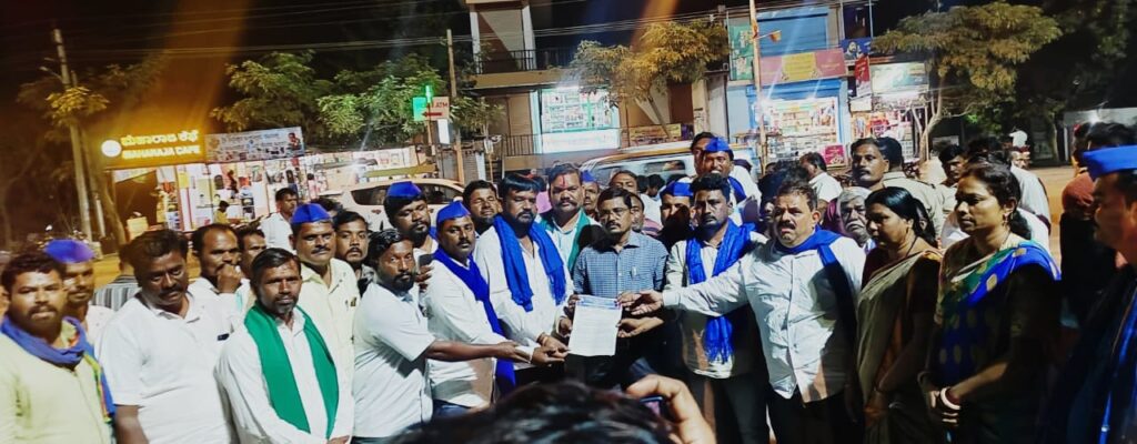 ದೇವರಹಿಪ್ಪರಗಿಯಲ್ಲಿ ಅಮೀತ್ ಶಾ ಹೇಳಿಕೆ ಖಂಡಿಸಿ ಪಂಜಿನ ಮೆರವಣಿಗೆ