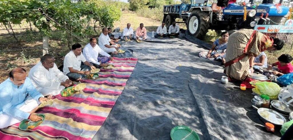 ಭೂತಾಯಿಗೆ ಚರಗ ಚೆಲ್ಲಿ ಸಂಭ್ರಮಿಸಿದ ರೈತರು