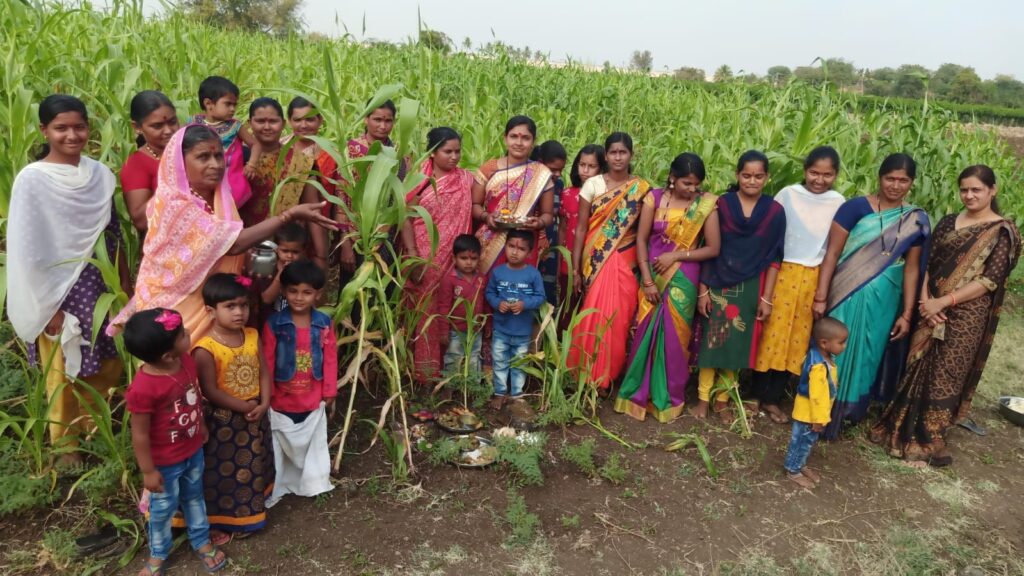 “ರೇವತಗಾಂವದಲ್ಲಿ ಚರಗ ಚೆಲ್ಲುವ ಸಂಭ್ರಮ: ರಾಷ್ಟ್ರೀಯ ರೈತ ದಿನ ಆಚರಣೆ