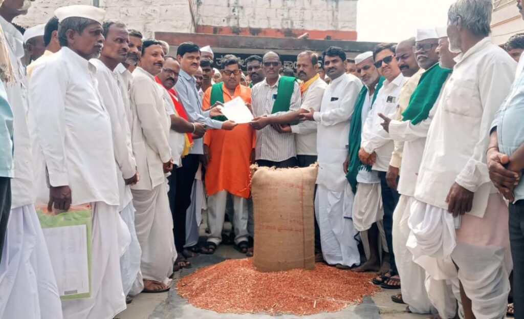 ತೊಗರಿ ದರ ಹೆಚ್ಚಳಕ್ಕೆ ಆಗ್ರಹಿಸಿ ತೊಗರಿ ಚೆಲ್ಲಿ ರೈತರ ಪ್ರತಿಭಟನೆ