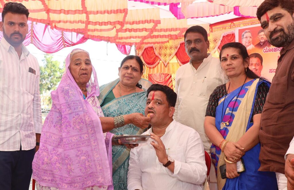 ಗೃಹ ಲಕ್ಷ್ಮಿ ಹಣದಿಂದ ಗೂಗಿಹಾಳ ಗ್ರಾಮಸ್ಥರಿಗೆ ಹೊಳಿಗೆ ಊಟ