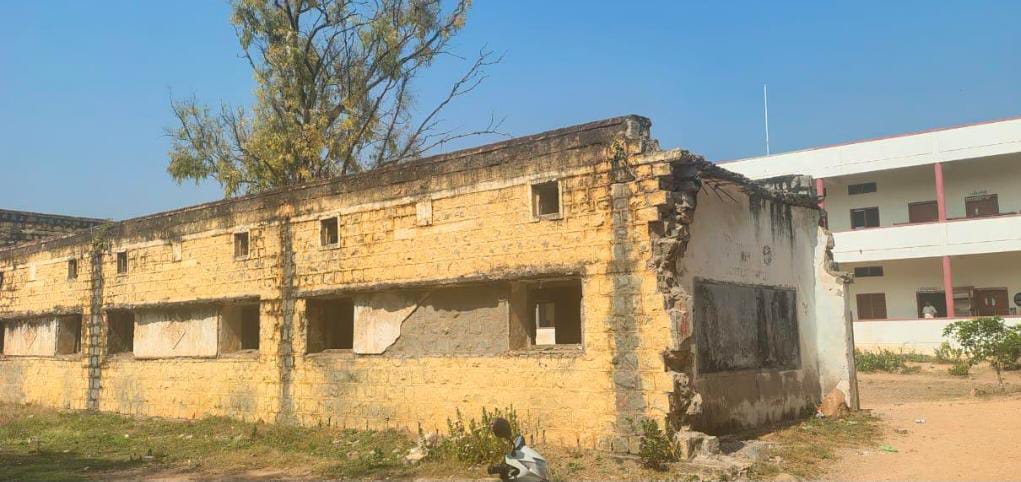 ಶಿಥಿಲಗೊಂಡ ಹಳೆ ಶಾಲಾ ಕಟ್ಟಡ ತೆರವು ಯಾವಾಗ?