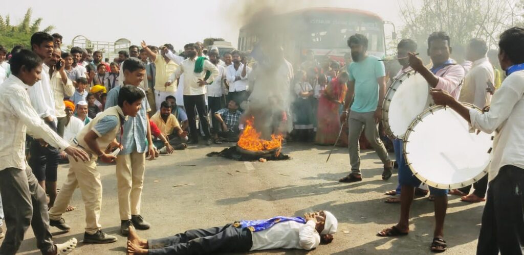 ಬಸ್ ನಿಲುಗಡೆಗೆ ಆಗ್ರಹಿಸಿ ಹೆದ್ದಾರಿ ತಡೆದು ಗ್ರಾಮಸ್ಥರ ಪ್ರತಿಭಟನೆ