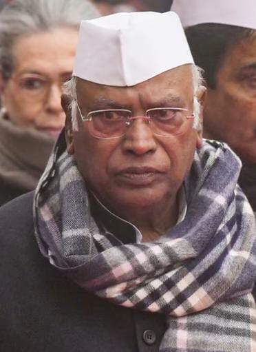 ಬಾಯಿ ಮುಚ್ಚಿಕೊಂಡು ಇರಿ :ಖರ್ಗೆ ಖಡಕ್ ವಾರ್ನಿಂಗ್