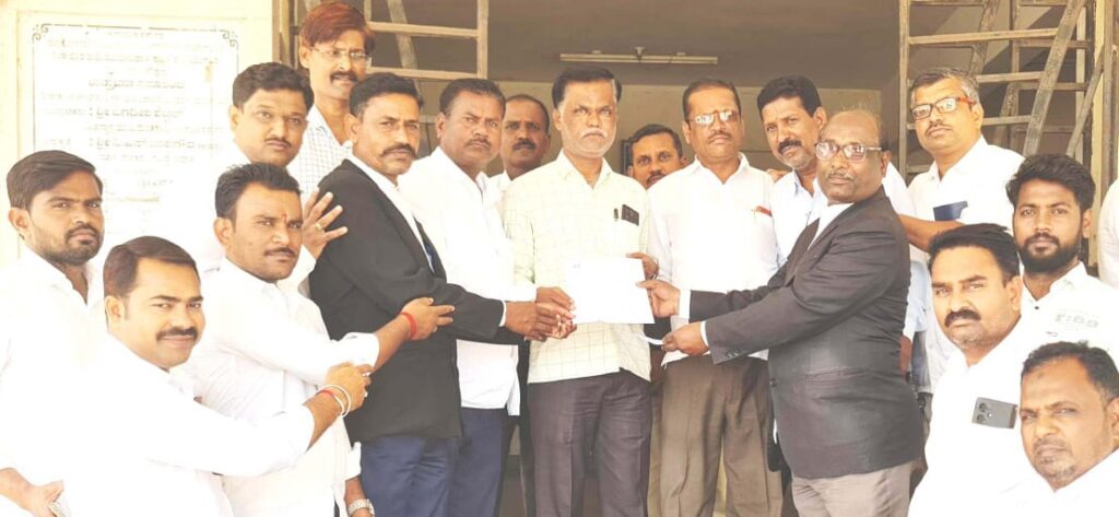 ನ್ಯಾಯವಾದಿ ಮೇಲೆ ಹಲ್ಲೆ: ತಪ್ಪಿತಸ್ಥರ ಬಂಧನಕ್ಕೆ ಆಗ್ರಹಿಸಿ ಮನವಿ