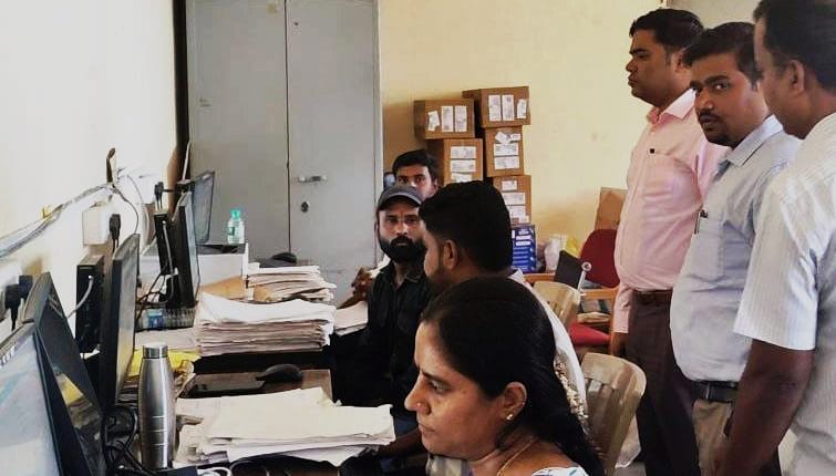 ಮುದ್ದೇಬಿಹಾಳ ತಹಸೀಲ್ದಾರ ಕಚೇರಿಗೆ ಡಿಸಿ ಟಿ.ಭೂಬಾಲನ್ ದಿಢೀರ್ ಭೇಟಿ