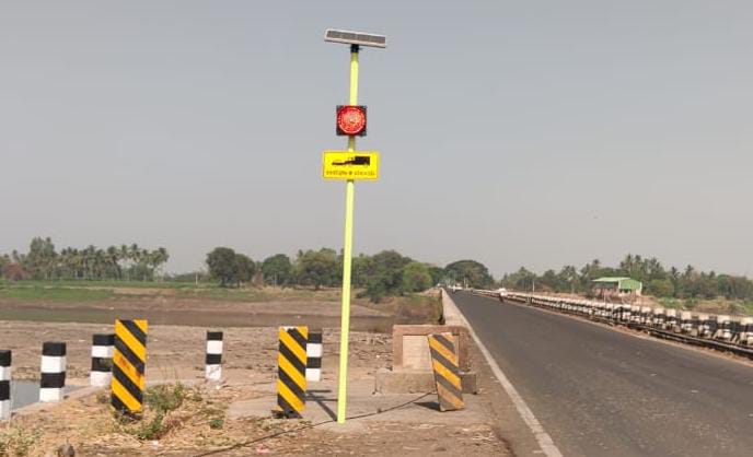 ರಸ್ತೆಯಲ್ಲಿ ಮಿನುಗುತ್ತಿವೆ ಸೋಲಾರ್ ಬ್ಲಿಂಕರ್ಸ್