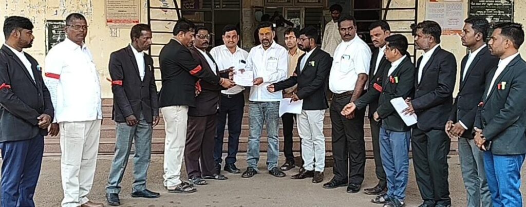 ರಾಜ್ಯ ವಕೀಲರ ಪರಿಷತ್ ಕರೆ ಬೆಂಬಲಿಸಿ ಪ್ರತಿಭಟನೆ