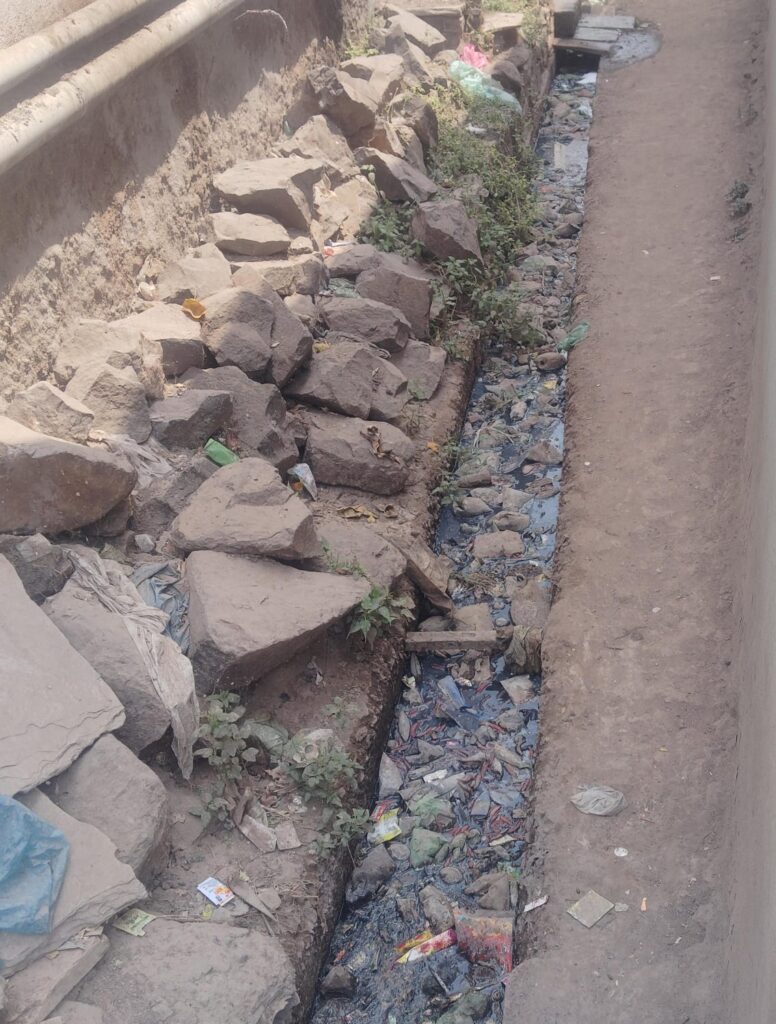 ರಸ್ತೆಯ ಮೇಲೆ ಚರಂಡಿ ನೀರು: ನಿವಾಸಿಗಳಿಂದ ಹೋರಾಟದ ಎಚ್ಚರಿಕೆ