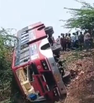 ಏಕ್ಸಲ್ ಕಟ್: ಚಾಲಕನ ನಿಯಂತ್ರಣ ತಪ್ಪಿ ಉರುಳಿದ ಬಸ್