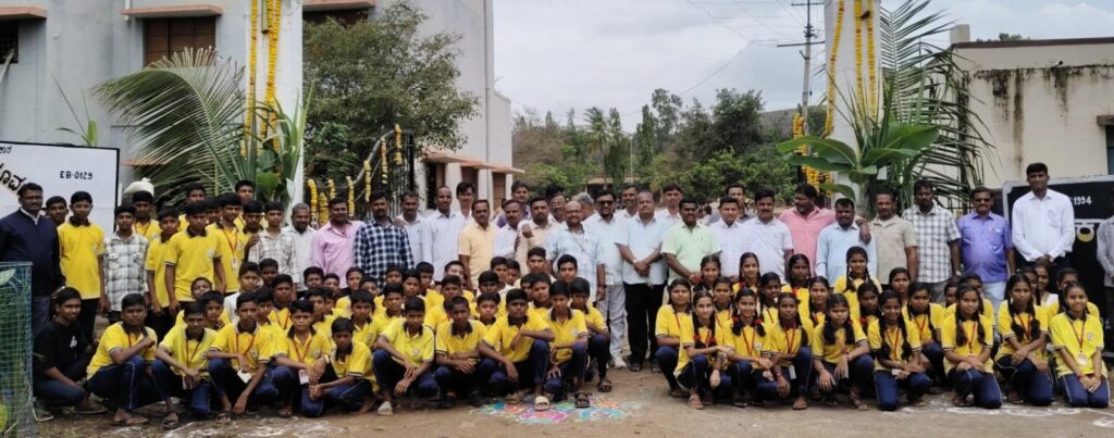 ಹಳೆ ವಿದ್ಯಾರ್ಥಿಗಳಿಂದ ಶಾಲೆಗೆ ನಾಮಫಲಕ ಕೊಡುಗೆ