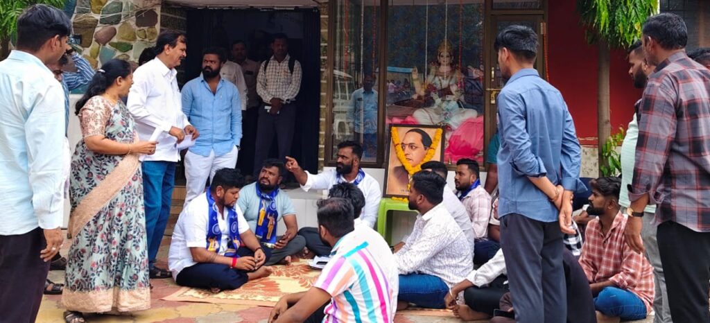 ಬಿಇಓ ವರ್ತನೆ ಖಂಡಿಸಿ ಹೊಸಮನಿ ಪ್ರತಿಭಟನೆ