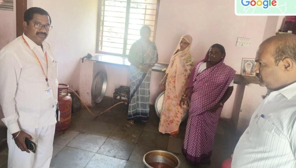 ಬರಗುಡಿ ಕಾಳಜಿ ಕೇಂದ್ರಕ್ಕೆ ಆಯುಕ್ತ ಡಂಬಳ ಭೇಟಿ