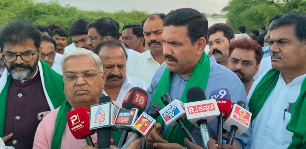 ಪ್ರವಾಹ ಪೀಡಿತ ಪ್ರದೇಶಗಳಿಗೆ ಬಿ.ವೈ.ವಿಜಯೇಂದ್ರ ಭೇಟಿ