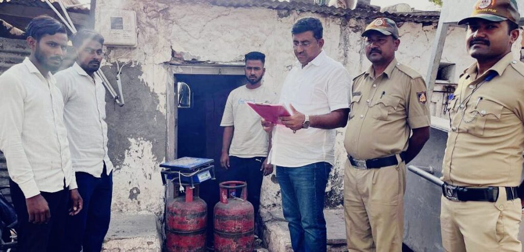 ಗೃಹ ಬಳಕೆ ಸಿಲಿಂಡರ್ ಅಕ್ರಮ ಮಾರಾಟ :ಆಹಾರ ಇಲಾಖೆ ದಾಳಿ