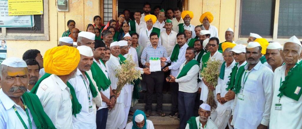 ರೈತರಿಗೆ ಬೆಳೆ ಪರಿಹಾರಕ್ಕೆ ಆಗ್ರಹಿಸಿ ರೈತಸಂಘ ಮನವಿ