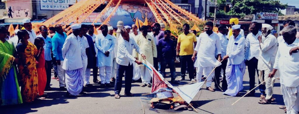 ಕನ್ಹೇರಿ ಶ್ರೀಗಳ ಪ್ರತಿಕೃತಿ ದಹಿಸಿ ಪ್ರತಿಭಟನೆ