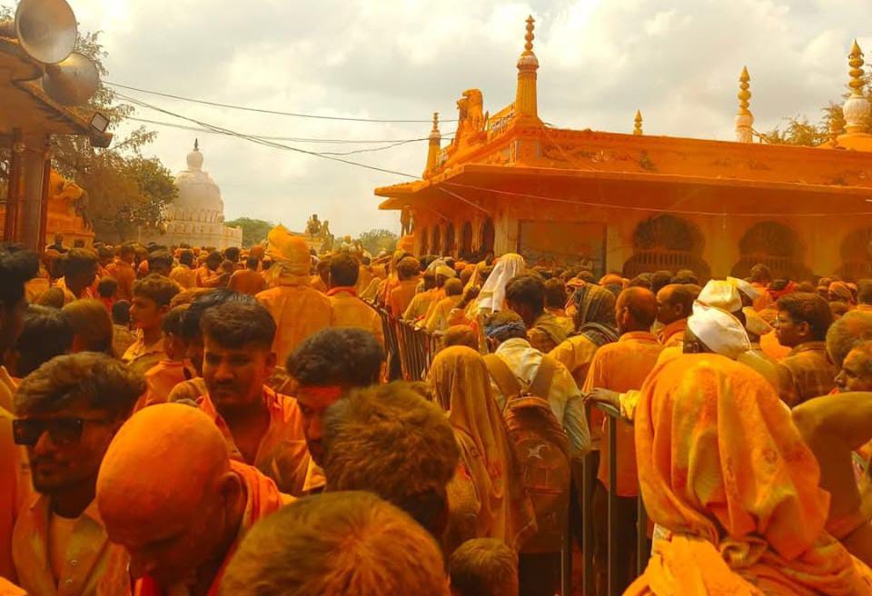 ಹುಲಜಂತಿಗೆ ಭಕ್ತರ ಮಹಾಪೂರ: ಭಂಡಾರದಲ್ಲಿ ಮಿಂದೆದ್ದ ಭಕ್ತರು