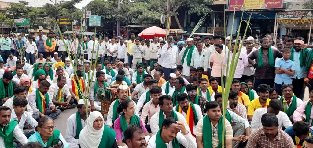 ರೈತರಿಗೆ ಬೆಂಬಲ ವ್ಯಕ್ತಪಡಿಸಿ ಬೃಹತ್ ಪ್ರತಿಭಟನೆ :ಹೆದ್ದಾರಿ ತಡೆ