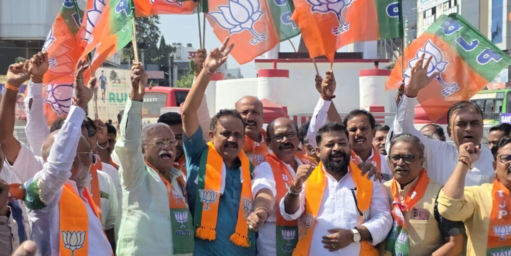 ಎನ್.ಡಿಎ ದಿಗ್ವಿಜಯ: ವಿಜಯಪುರದಲ್ಲಿ ಬಿಜೆಪಿ ವಿಜಯೋತ್ಸವ