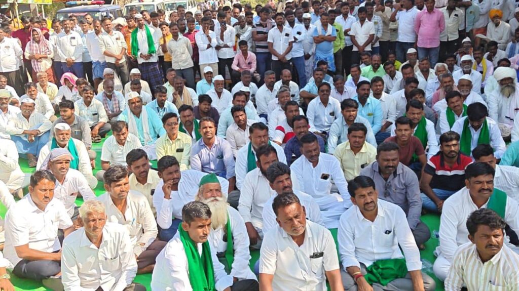 ನಾದ ಬಳಿ ರಸ್ತೆ ಬಂದ್ ಮಾಡಿ ರೈತರ ಪ್ರತಿಭಟನೆ