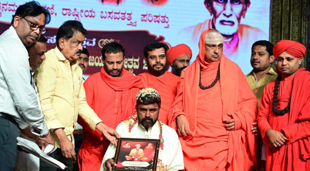 ಸಮಾಜಸೇವಕ ಪ್ರಕಾಶ ಡೋಣೂರ ಗೆ ಸನ್ಮಾನ