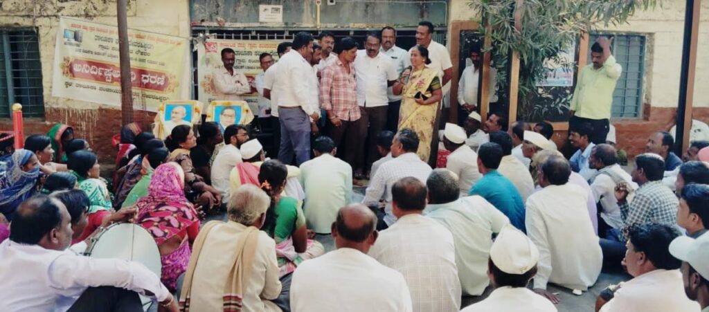 ವಿವಿಧ ಬೇಡಿಕೆ ಈಡೇರಿಕೆಗೆ ಆಗ್ರಹಿಸಿ ಪಂಚಾಯಿತಿ ಸಿಬ್ಬಂದಿ ಧರಣಿ
