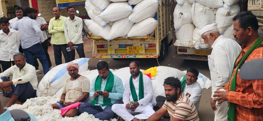 ಹತ್ತಿ ಖರೀದಿಯಲ್ಲಾಗುತ್ತಿರುವ ಅನ್ಯಾಯದ ವಿರುದ್ಧ ರೈತರ ಆಕ್ರೋಶ