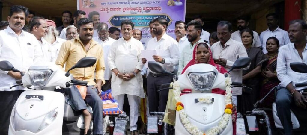 ಅಂಗವಿಕಲ ಫಲಾನುಭವಿಗಳಿಗೆ ತ್ರಿಚಕ್ರ ವಾಹನ ವಿತರಿಸಿದ ಶಾಸಕ ಮನಗೂಳಿ