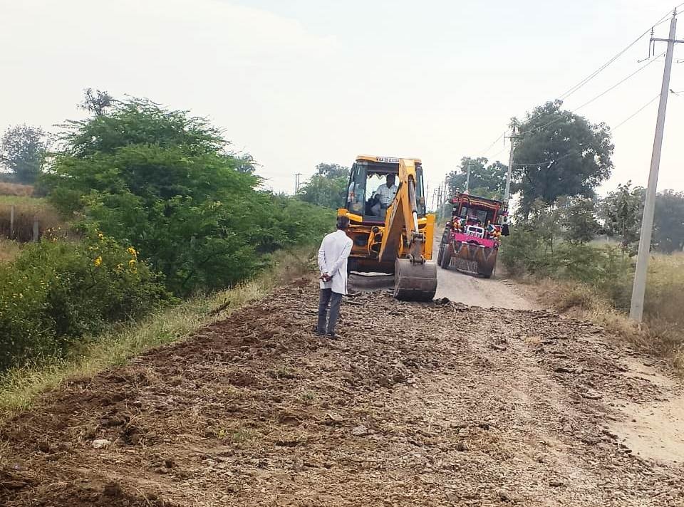 ಹುಣಶ್ಯಾಳ – ಕಲಕೇರಿ ಕ್ರಾಸ್ ಹಾಳಾದ ರಸ್ತೆಗೆ ಗ್ರಾಮಸ್ಥರಿಂದಲೇ ಕಾಯಕಲ್ಪ