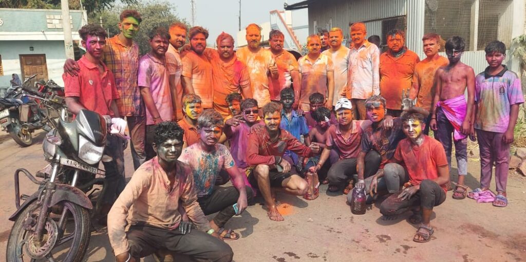 ಹೋಳಿ ಹಬ್ಬ: ಬಣ್ಣದಲ್ಲಿ ಮಿಂದೆದ್ದ ಚಿಮ್ಮಡದ ಯುವಕರು
