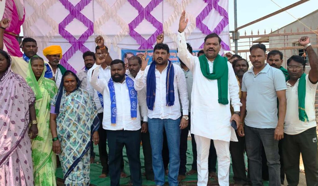 ರೈತರ ಜಮೀನುಗಳಿಗೆ ಏಕರೂಪದ ದರಕ್ಕೆ ಆಗ್ರಹಿಸಿ ರೈತರ ಸಂಘ & ಡಿಎಸ್ಎಸ್ ಪ್ರತಿಭಟನೆ
