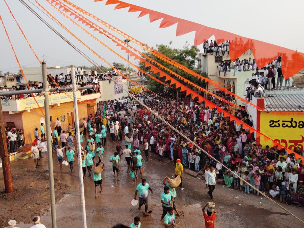 ಚಿಕ್ಕಪಡಸಲಗಿಯಲ್ಲಿ ಮಾರುತಿ ದೇವರ ನೀರಓಕುಳಿ ಸಂಪನ್ನ