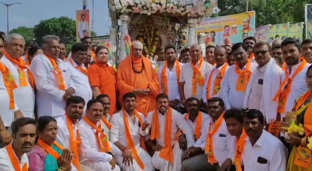 ಬಸವಣ್ಣನವರ ತತ್ವ ಆದರ್ಶಗಳನ್ನು ಮೈಗೂಡಿಸಿಕೊಳ್ಳಬೇಕು