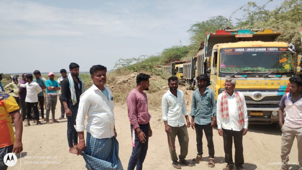 ಅಕ್ರಮ ಮಣ್ಣು ಸಾಗಣೆ ಖಂಡಿಸಿ ರೈತರಿಂದ ಪ್ರತಿಭಟನೆ