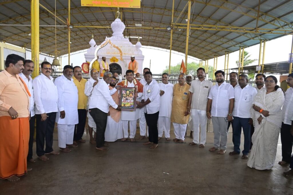 ತವರು ನೆಲದಲ್ಲಿ ಸಚಿವ ಎಂ.ಬಿ.ಪಾಟೀಲ ಟೆಂಪಲ್ ರನ್ :ವಿಶೇಷ ಪೂಜೆ