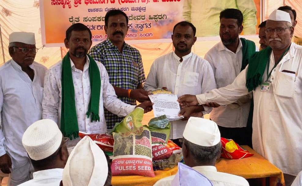 ನಿಗದಿತ ಬೆಲೆಗೆ ರಸಗೊಬ್ಬರ-ಬೀಜ ಮಾರಾಟಕ್ಕೆ ಆಗ್ರಹಿಸಿ ರೈತರ ಮನವಿ