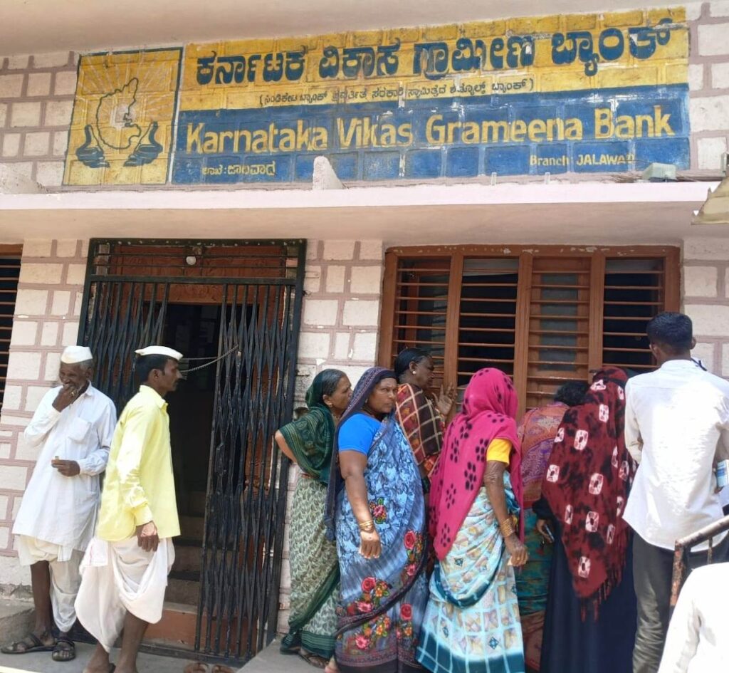 ಜಾಲವಾದ ಗ್ರಾಮೀಣ ಬ್ಯಾಂಕ್ನಲ್ಲಿ ವಿಳಂಬತೆ ತಪ್ಪಿಸಲು ಗ್ರಾಹಕರ ಆಗ್ರಹ