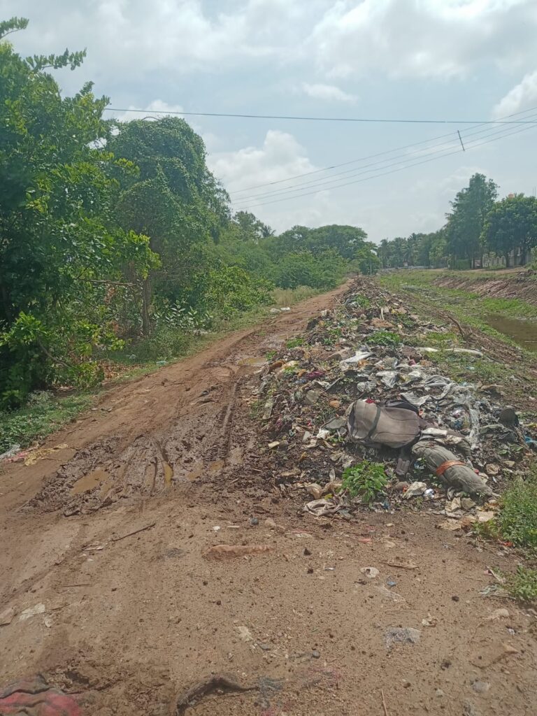 ಕಾಲುವೆ ದಡದಲ್ಲಿ ಉಳಿದ ಹೂಳು; ಸಂಚಾರಿಗಳ ಗೋಳು