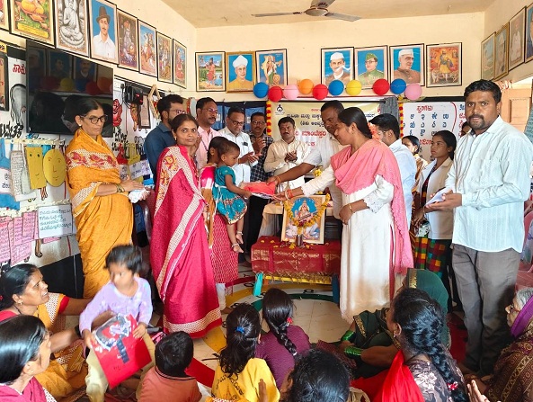 ಕೋರವಾರ ಅಂಗನವಾಡಿ ಕೇಂದ್ರದಲ್ಲಿ ಮಕ್ಕಳಿಗೆ ಸಮವಸ್ತ್ರ ವಿತರಣೆ