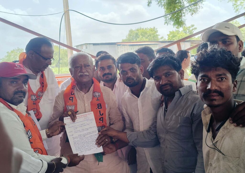 ರಂಗಮಂಟಪ ನಿರ್ಮಾಣಕ್ಕೆ ಆಗ್ರಹಿಸಿ ಸಂಸದರಿಗೆ ಗ್ರಾಮಸ್ಥರ ಮನವಿ