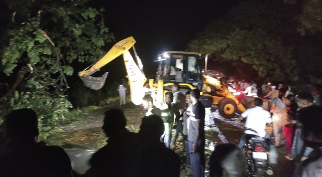 ಹೆದ್ದಾರಿ ಮೇಲೆ ಉರುಳಿದ ಬೃಹತ್ ಮರಗಳು :ಸಂಚಾರ ಅಸ್ತವ್ಯಸ್ತ