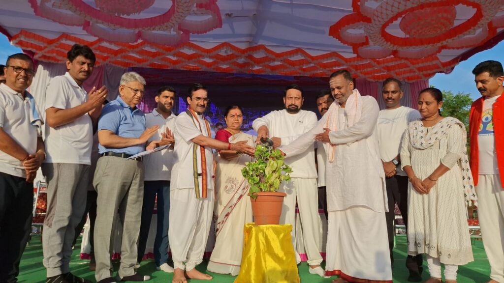 ಯೋಗ ಪ್ರತಿದಿನ ಜೀವನದಲ್ಲಿ ಅಳವಡಿಸಿಕೊಳ್ಳಿ :ಶಾಸಕ ಸವದಿ