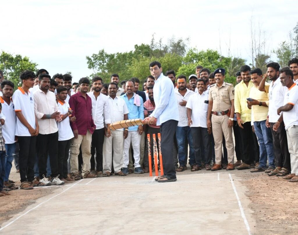 ಸ್ಪರ್ಧಾತ್ಮಕ & ಸೌಹಾರ್ದಯುತವಾಗಿ ಕ್ರೀಡೆಗಳಲ್ಲಿ ಪಾಲ್ಗೊಳ್ಳಬೇಕು