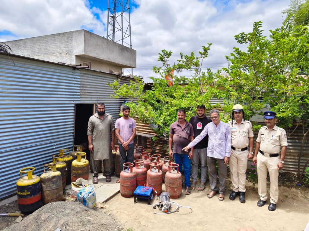 ಅಕ್ರಮ ಎಲ್ಪಿಜಿ ಗ್ಯಾಸ್ ತುಂಬುವಿಕೆ ಪತ್ತೆ :ಸಿಲಿಂಡರ್ಗಳ ವಶ