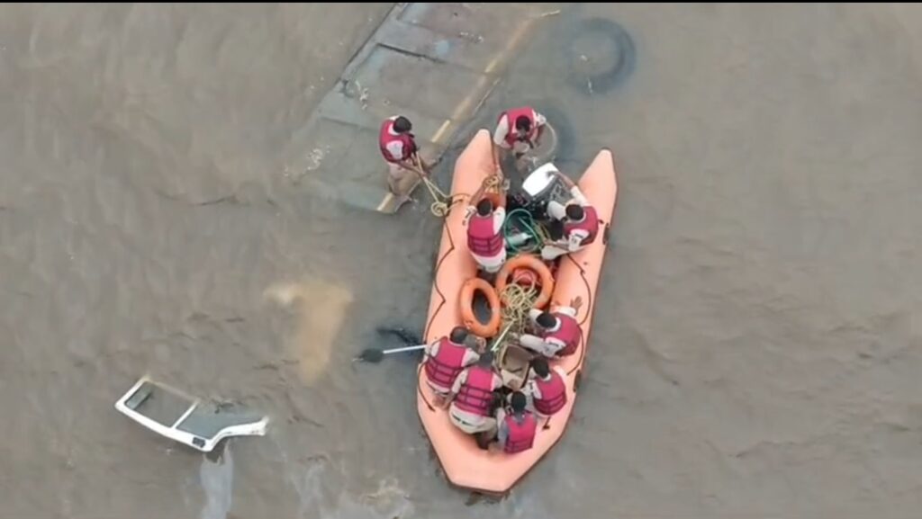 ಸೇತುವೆ ಮೇಲಿಂದ ಟಿಪ್ಪರ್ ನದಿಗೆ ಉರುಳಿ ಅಪಘಾತ!